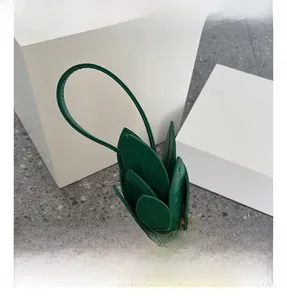 Détail du sac ananas jaune en PU avec clous métalliques et poignée en feuilles