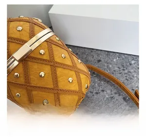 Détail du sac ananas jaune montrant le cuir PU matelassé et les clous dorés