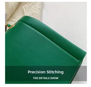 Vue macro de coutures précises et texture de cuir vert sur le sac à bandoulière à chaîne