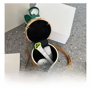 Vue intérieure du sac bandoulière ananas montrant la capacité pour téléphone et cosmétique