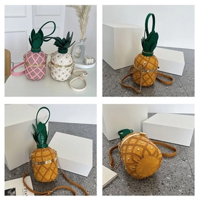 Détail de sacs bandoulière en forme d'ananas avec motif matelassé et rivets métalliques