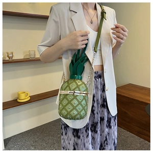 Détails du sac ananas vert en similicuir avec clous métalliques et bandoulière