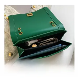 Vue intérieure du sac à bandoulière vert montrant les compartiments et la capacité