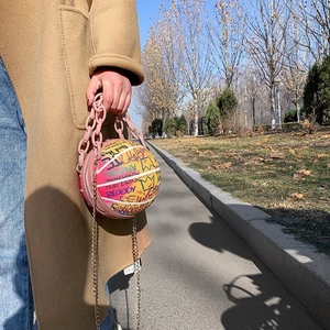 Sac à main graffiti en forme de basket avec design street art coloré et doubles chaînes