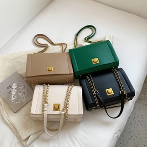 Détail de quatre sacs en cuir à chaîne avec boucles dorées et bandoulières mixtes