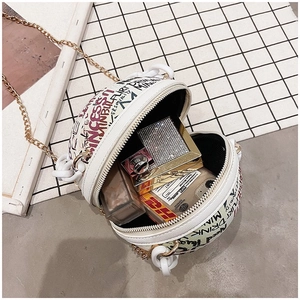 Sac bandoulière sphérique blanc avec imprimé graffiti et chaînes en résine