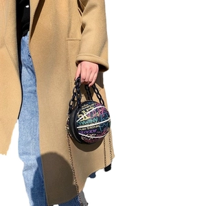 Sac sphérique original en forme de basket avec graffitis colorés et double chaîne stylée