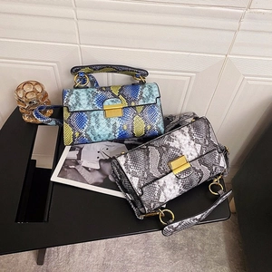 Retro snakeskin pattern crossbody bag with metallic buckle and detachable shoulder strap