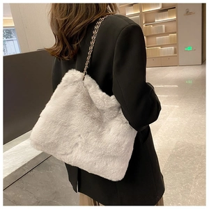 Fashionable light gray faux fur shoulder bag with gold chain strap for winter style