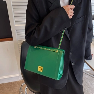 Sac bandoulière en cuir vert avec chaîne dorée et fermoir rotatif carré pour femmes