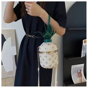 Mannequin portant un sac à bandoulière créatif en forme d'ananas avec clous dorés et chaîne