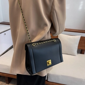 Vue détaillée du sac à chaîne en cuir noir avec fermoir doré et bandoulière chic