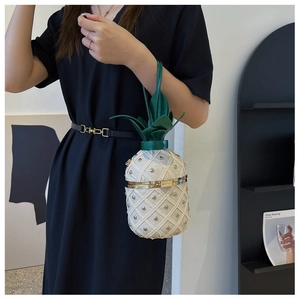 Détail du sac en PU blanc en forme d'ananas avec rivets dorés et poignée feuille verte