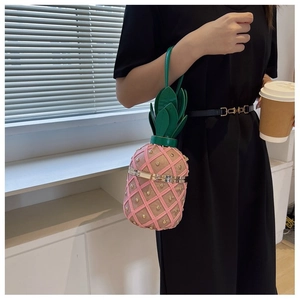 Détail du sac ananas rose avec surpiqûres en losange et rivets dorés de mode