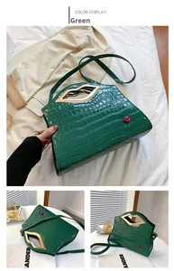 Détail d'un sac à main vert à texture crocodile avec poignée en métal doré en lèvre