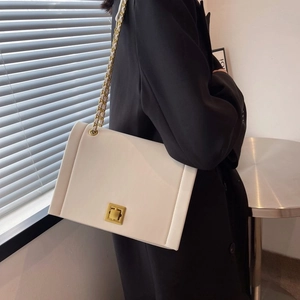 Détail du sac à chaîne en cuir blanc avec fermoir doré rotatif et style mannequin