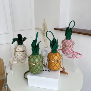 Sacs bandoulière en forme d'ananas colorés avec clous métalliques et détails de feuilles