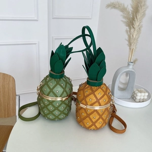 Détail du sac bandoulière ananas en PU avec surpiqûres en losange et fermoir feuille en métal