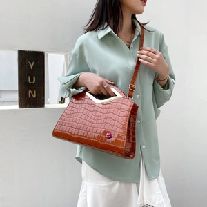Sac à main marron effet crocodile avec poignée en métal doré au style vintage chic