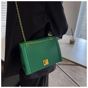 Sac bandoulière élégant en cuir vert émeraude avec chaîne dorée et fermoir carré