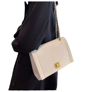 Sac bandoulière chic en similicuir crème avec fermoir rotatif doré et bandoulière chaîne