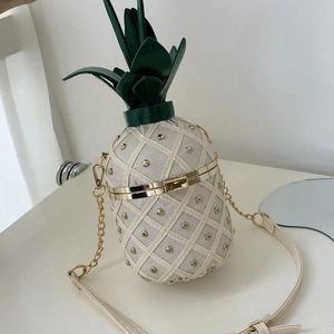 Vue détaillée du sac bandoulière créatif en forme d'ananas avec rivets dorés élégants
