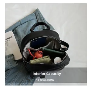 Vue détaillée des poches intérieures spacieuses d'un sac à dos noir en cuir grainé