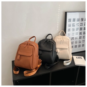 Trois sacs à dos tendance en caramel, noir et beige avec cuir synthétique grainé lychee
