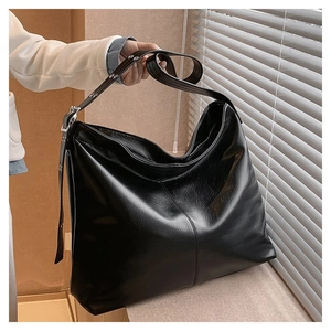 Détail du grand sac cabas noir en cuir grainé avec couture verticale et fermeture éclair