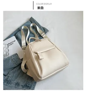 Gros plan du sac à dos en cuir grainé blanc crème avec bretelles réglables