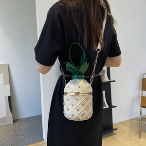 Sac bandoulière matelassé en forme d'ananas avec chaîne dorée et détails de feuilles