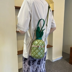 Sac bandoulière matelassé en forme d'ananas avec clous dorés et bandoulière chaîne