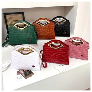 Sac À Main Femme En Cuir PU Motif Croco Avec Poignée Métallique En Forme De Lèvres Mode Vintage Sac Bandoulière