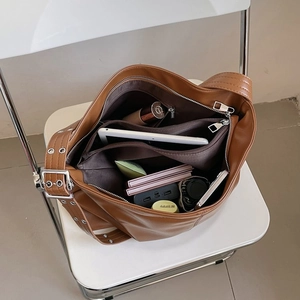 Sac fourre-tout spacieux en similicuir marron avec compartiments multicouches et détails