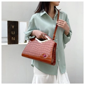 Sac bandoulière marron motif crocodile avec poignée dorée et fermoir lèvres rouges