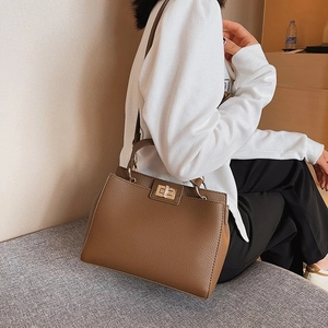 Borsa a mano classica in pelle martellata marrone con chiusura a rotazione dorata