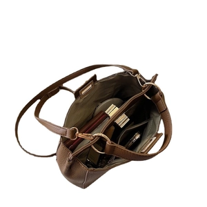 Borsa tote marrone in pelle con motivo litchi, grande capacità e tracolla