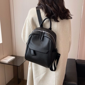 Sac à dos chic en cuir noir grainé pour femme, grande capacité pour le trajet quotidien