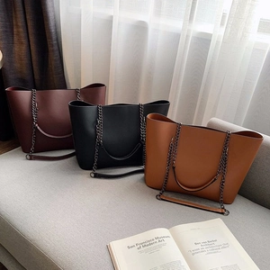 Large Capacity Tote Bag Women Minimalist PU Leather Retro Shoulder Bag With Metal Chain Strap Solid Color Commuter Handbag