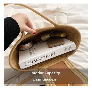 Vue intérieure du sac cabas en paille tressée avec pochette amovible et grand volume