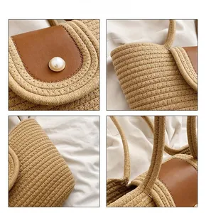 Détail d'un sac à main en paille tressée avec rabat en cuir brun et accent de perle