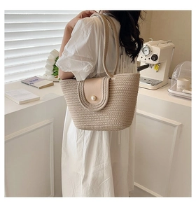 Détail du sac cabas tissé crème avec bouton perle et doubles bandoulières fines