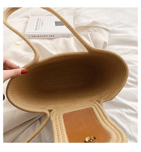 Détail du sac à main en paille avec rabat en cuir marron et boucle magnétique dorée