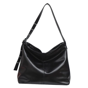 Grand sac cabas noir brillant avec bandoulière réglable ornée de rivets argentés