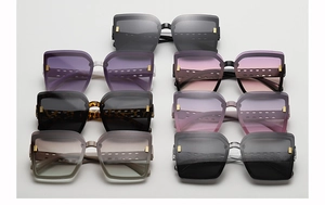 Vue détaillée de sept lunettes de soleil carrées avec branches évidées et accents dorés