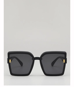 Détail de lunettes de soleil carrées noires avec charnières décoratives en métal doré