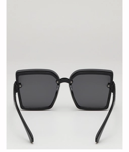 Vue détaillée de la monture carrée noire des lunettes de soleil avec charnières