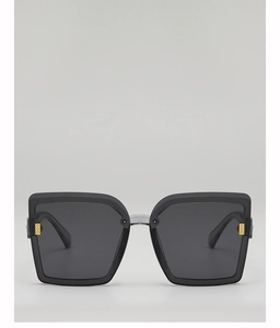 Détail de lunettes de soleil carrées avec monture noire et détails en maille dorée