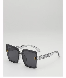 Détail de lunettes de soleil carrées avec branches gris translucide et accents dorés
