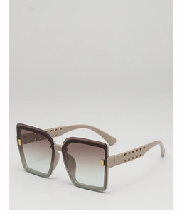 Détail de lunettes de soleil taupe avec verres dégradés et design de branches ajourées